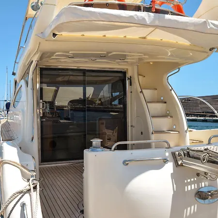 Lanzarote Yacht Bådhotel *